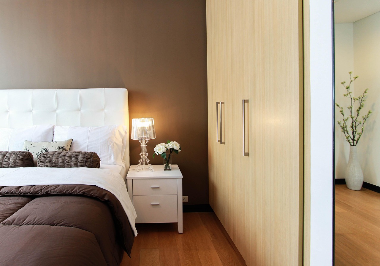 Ruime walk-in closet met ingebouwde kledingrekken. Ruime walk-in closet met ingebouwde kledingrekken.