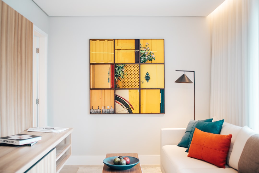 Felgekleurd abstract schilderij in woonkamer. Felgekleurd abstract schilderij in woonkamer.