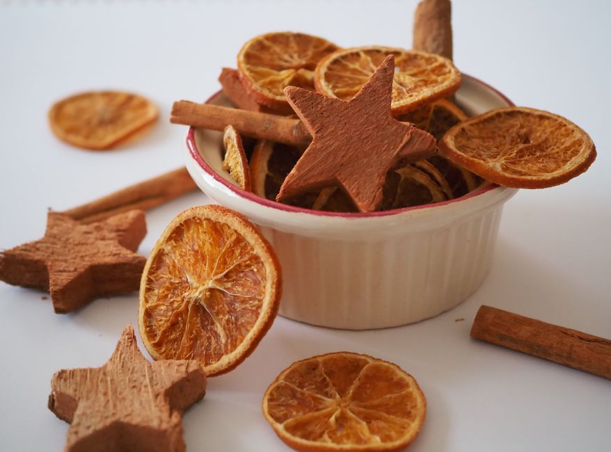 Schalen met geurende kruiden en gedroogd fruit. Schalen met geurende kruiden en gedroogd fruit.