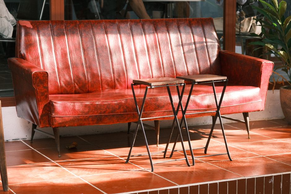 Vintage opvouwbare stoel in klein woonkamerinterieur.