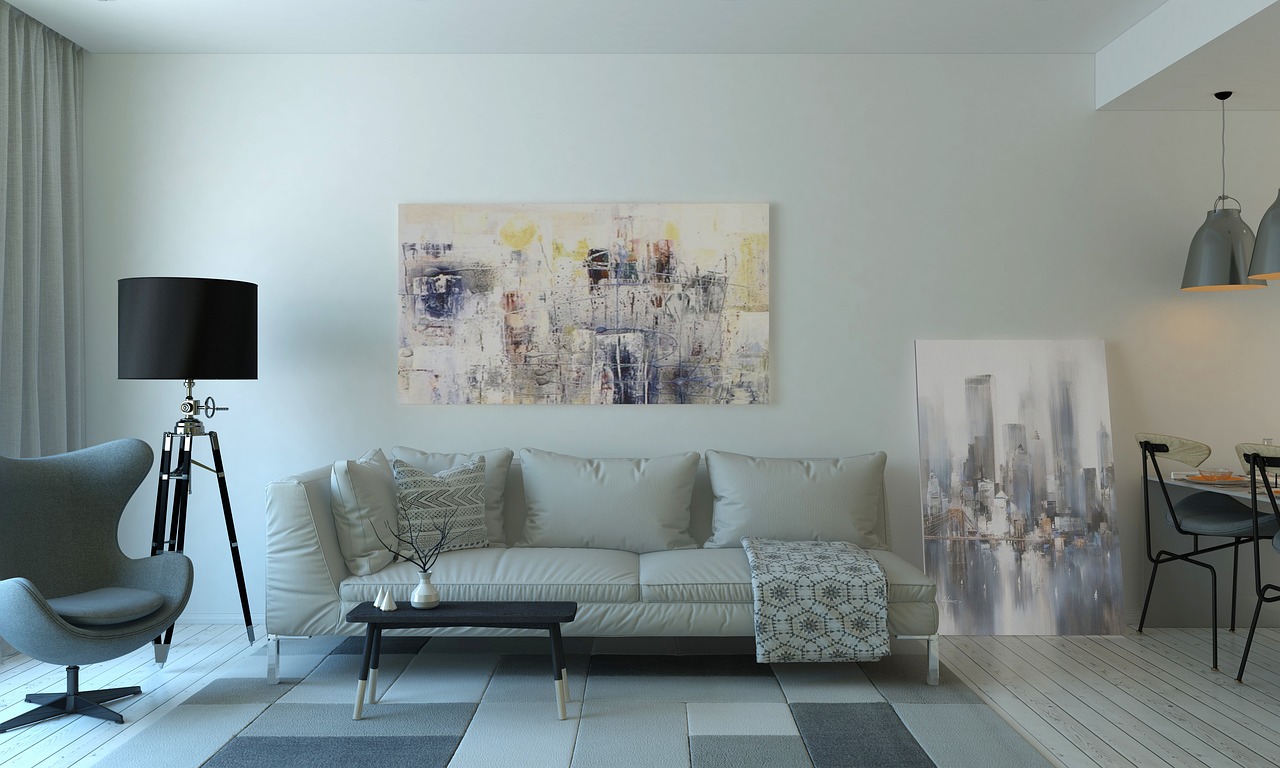 Reflecterende eettafel creëert lichte, ruime sfeer.