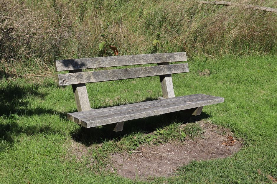 Spiegelende kast voegt diepte toe aan interieur.