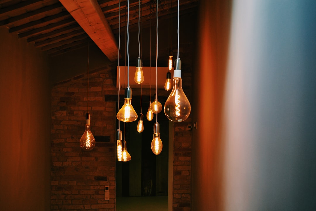 Slimme lampen werpen warm herfstig licht. Slimme lampen werpen warm herfstig licht.