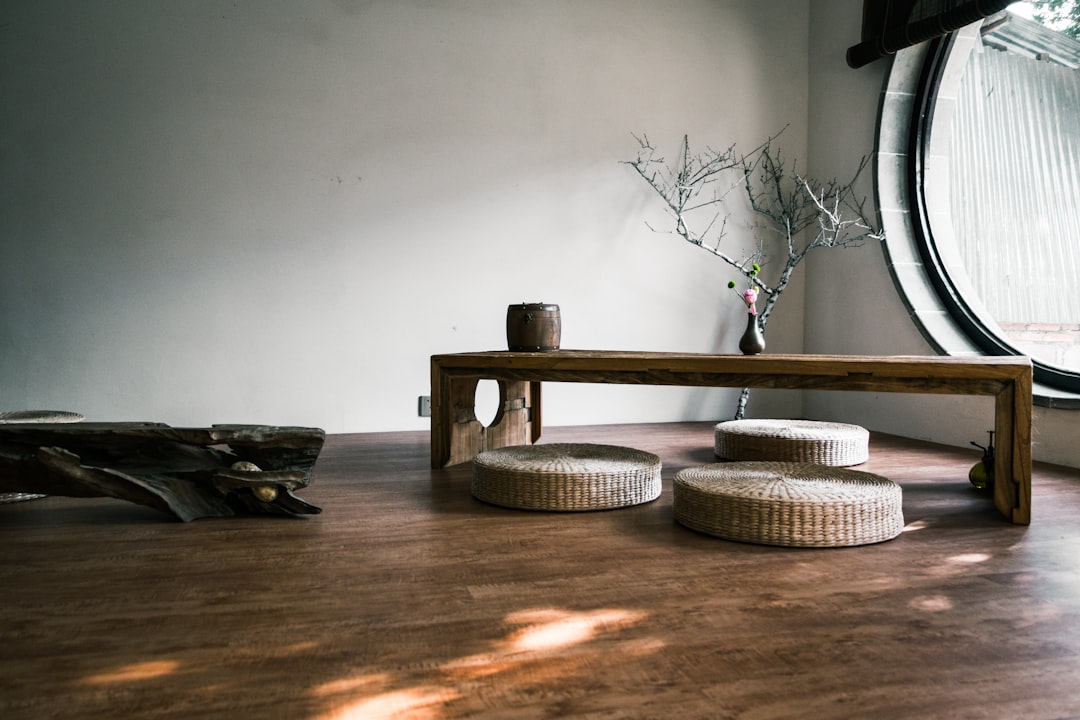 Teakhouten kast in minimalistisch Japanse stijl. Teakhouten kast in minimalistisch Japanse stijl.
