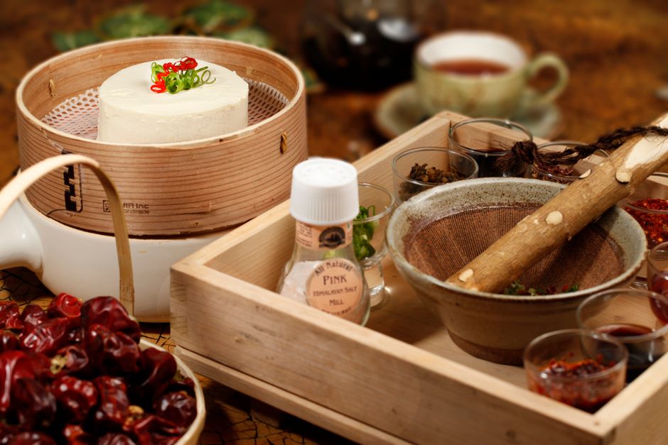 Zen tofu-patronen versieren een kussensloop.