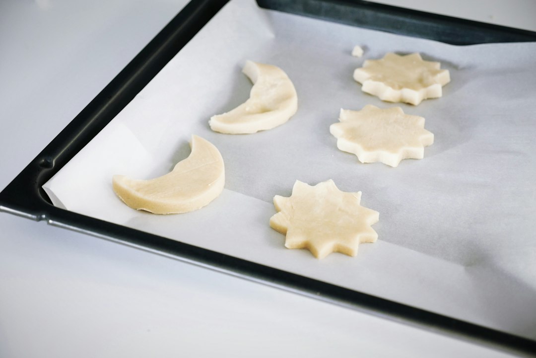 Peperkoek maanvormige koekjes met herfstkleuren.