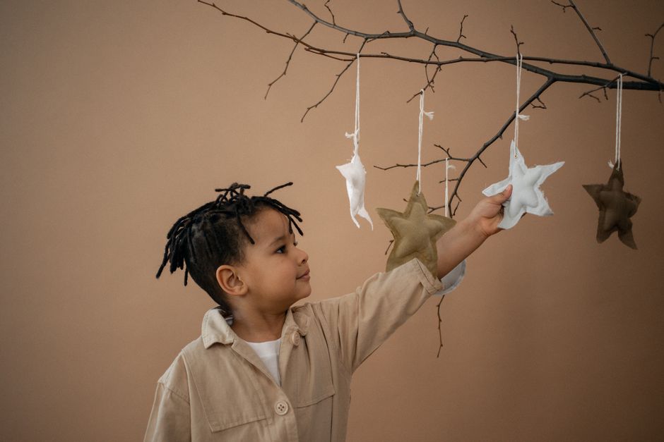 Kinderbed omringd door sterrenbehang dat gloeien.